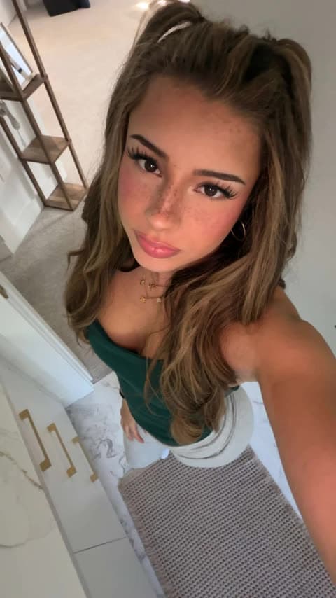 Ltsmikaylacampinos Green Top Selfie Pose OnlyFans Photo Leaked