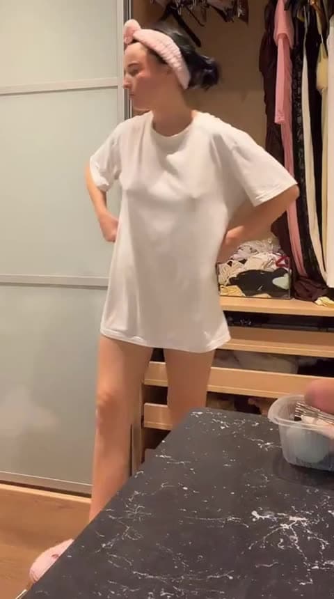 Aora Dj T-Shirt Tease With Pink Headband OnlyFans Photo Leaked