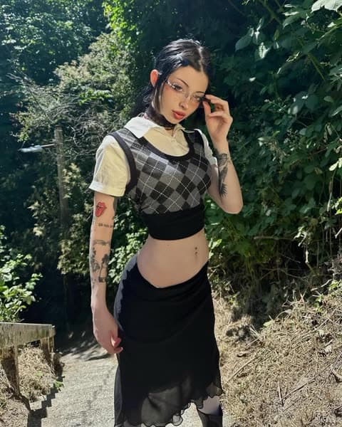 Noemiexlili Outdoor Schoolgirl Crop Top OnlyFans Photo Leaked