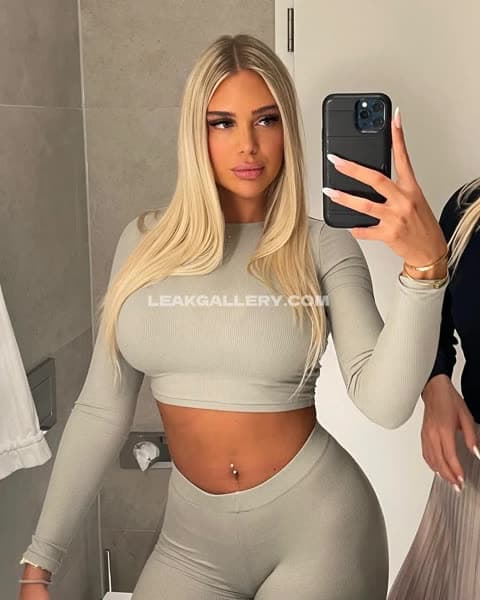 Katharina Amalia Tight Crop Top Pose OnlyFans Photo Leaked