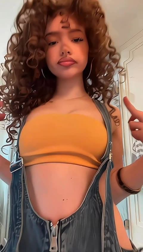 Demitra Kalogeras Bare Midriff Tease OnlyFans Photo Leaked