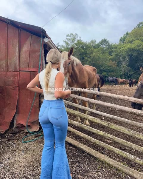 Katie Sigmond Blue Jeans Ass Pose OnlyFans Photo Leaked
