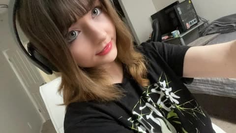 Smeepsx Casual Selfie With Headphones OnlyFans Photo Leaked